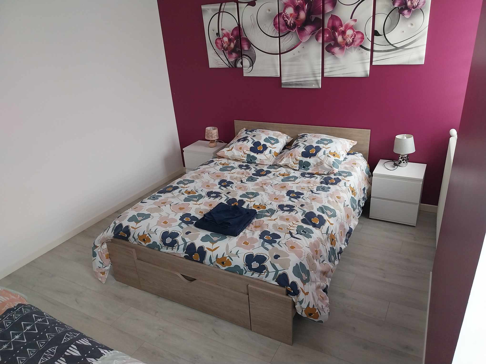 Lit double dans la chambre du premier étage