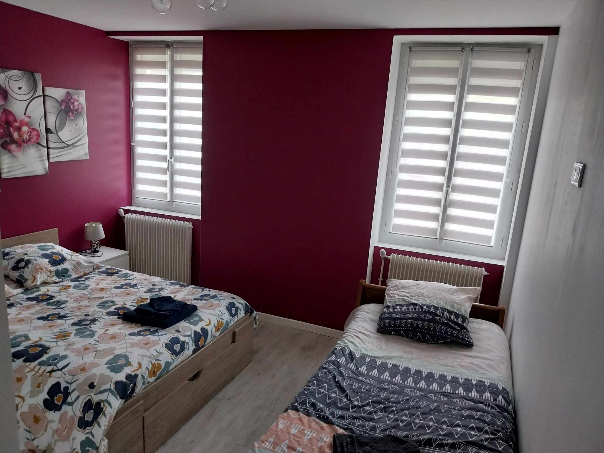 Lit simple dans la chambre du premier étage