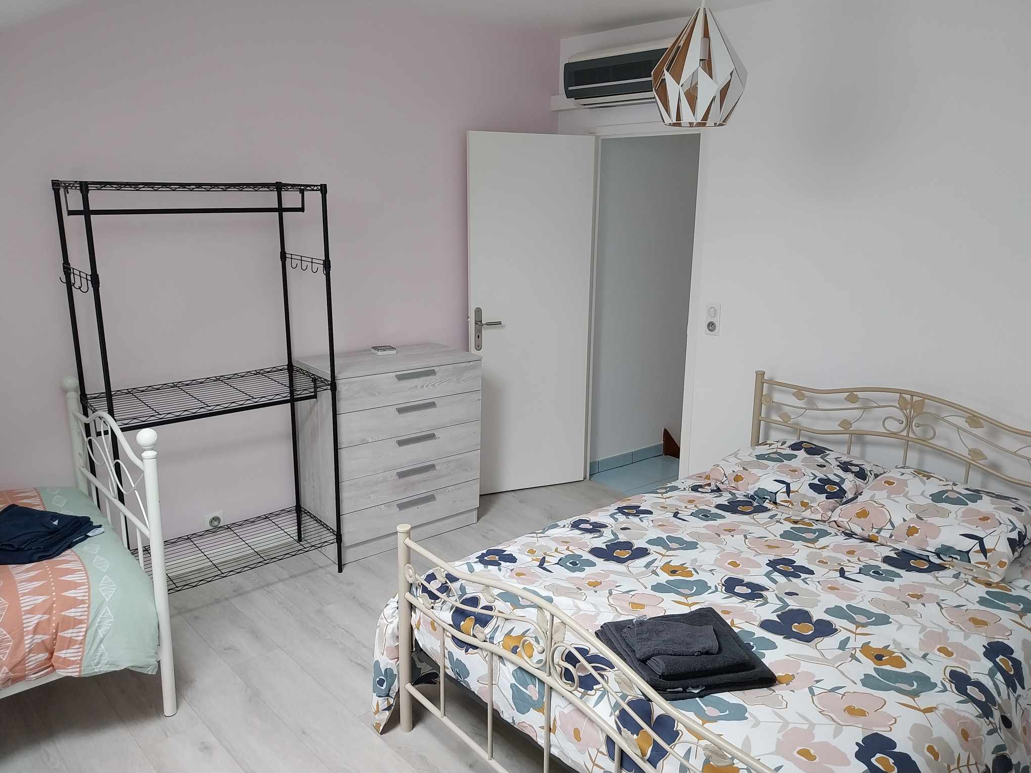 Lit double dans la chambre du deuxième étage