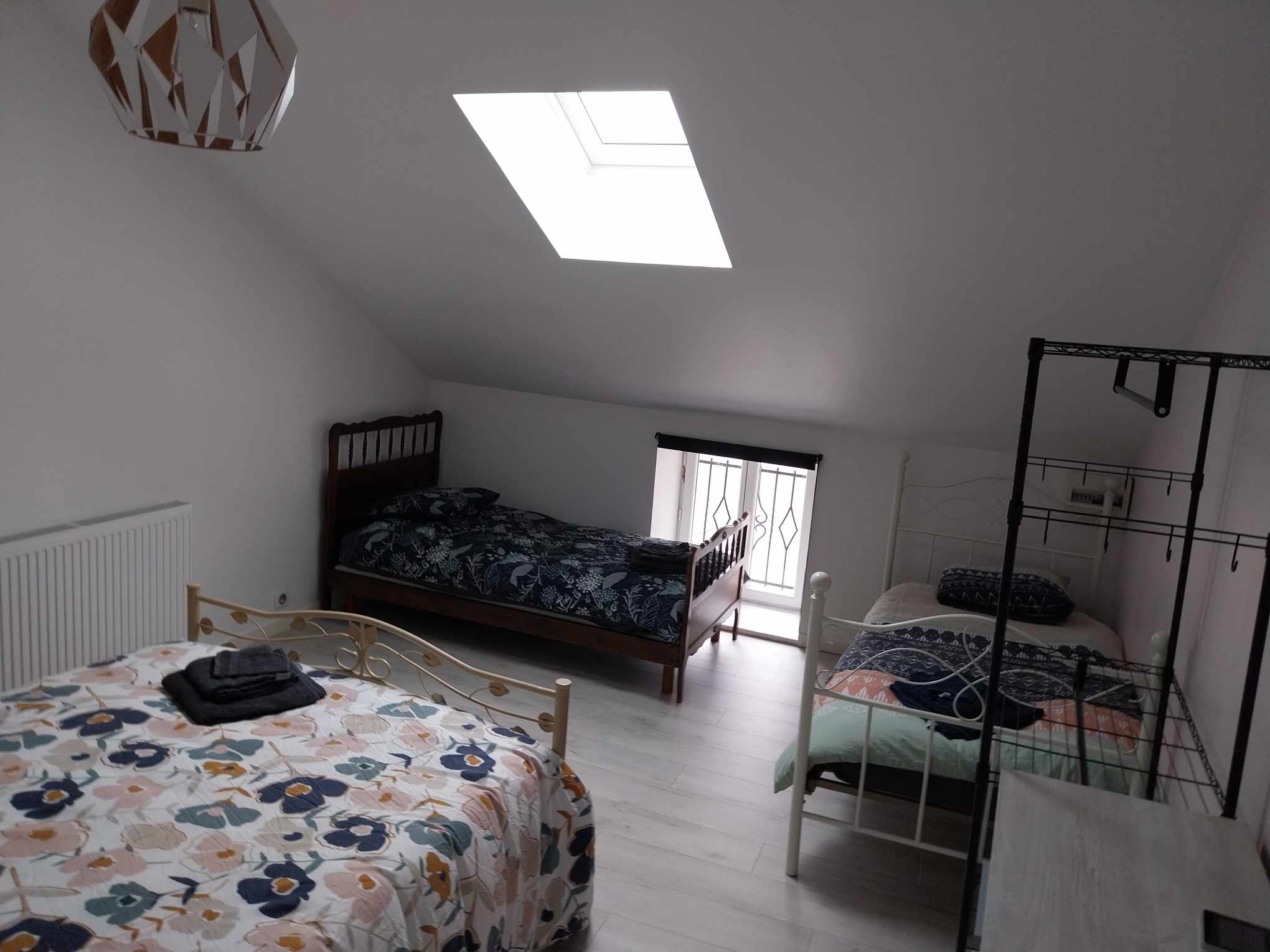 Deux lit simple dans la chambre du deuxième étage