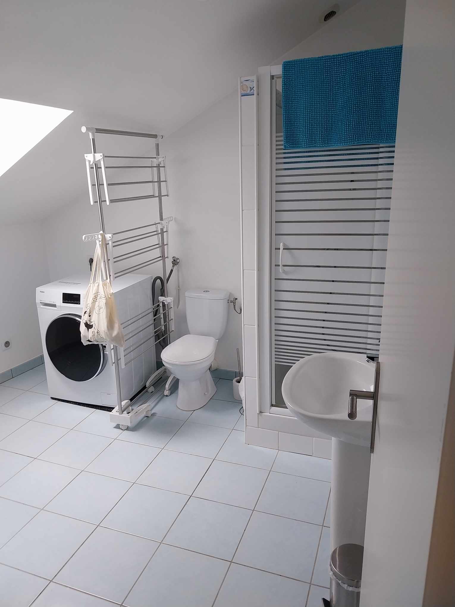 Salle de bain avec WC au deuxième étage